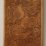 Ahşap oyma duvar tablosu 30x40 cm, çiçek bahçesinde tavuskusları, ıhlamur ağacı, gomalak kaplama