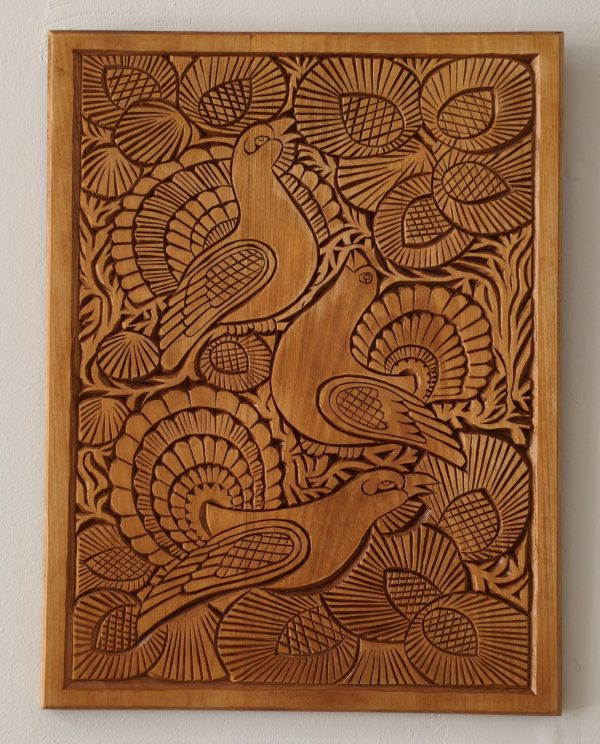 Ahşap oyma duvar tablosu 30x40 cm, çiçek bahçesinde tavuskusları, ıhlamur ağacı, gomalak kaplama