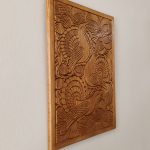 Ahşap oyma duvar tablosu 30x40 cm, çiçek bahçesinde tavuskusları, ıhlamur ağacı, gomalak kaplama