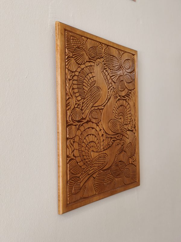 Ahşap oyma duvar tablosu 30x40 cm, çiçek bahçesinde tavuskusları, ıhlamur ağacı, gomalak kaplama