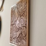 Ahşap oyma duvar tablosu 30x40 cm, çiçek bahçesinde tavuskusları, ıhlamur ağacı, gomalak kaplama