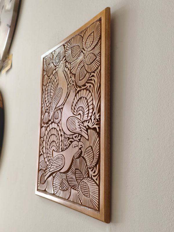 Ahşap oyma duvar tablosu 30x40 cm, çiçek bahçesinde tavuskusları, ıhlamur ağacı, gomalak kaplama