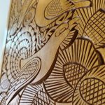 Ahşap oyma duvar tablosu 30x40 cm, çiçek bahçesinde tavuskusları, ıhlamur ağacı, gomalak kaplama