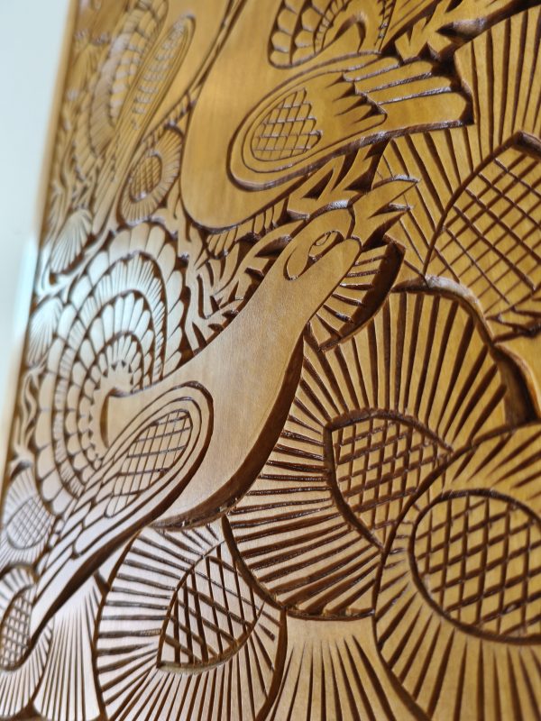 Ahşap oyma duvar tablosu 30x40 cm, çiçek bahçesinde tavuskusları, ıhlamur ağacı, gomalak kaplama