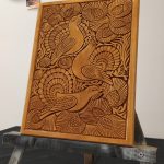 Ahşap oyma duvar tablosu 30x40 cm, çiçek bahçesinde tavuskusları, ıhlamur ağacı, gomalak kaplama