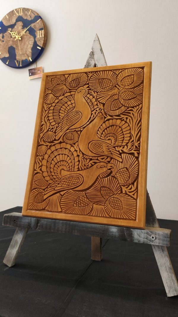 Ahşap oyma duvar tablosu 30x40 cm, çiçek bahçesinde tavuskusları, ıhlamur ağacı, gomalak kaplama