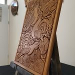 Ahşap oyma duvar tablosu 30x40 cm, çiçek bahçesinde tavuskusları, ıhlamur ağacı, gomalak kaplama