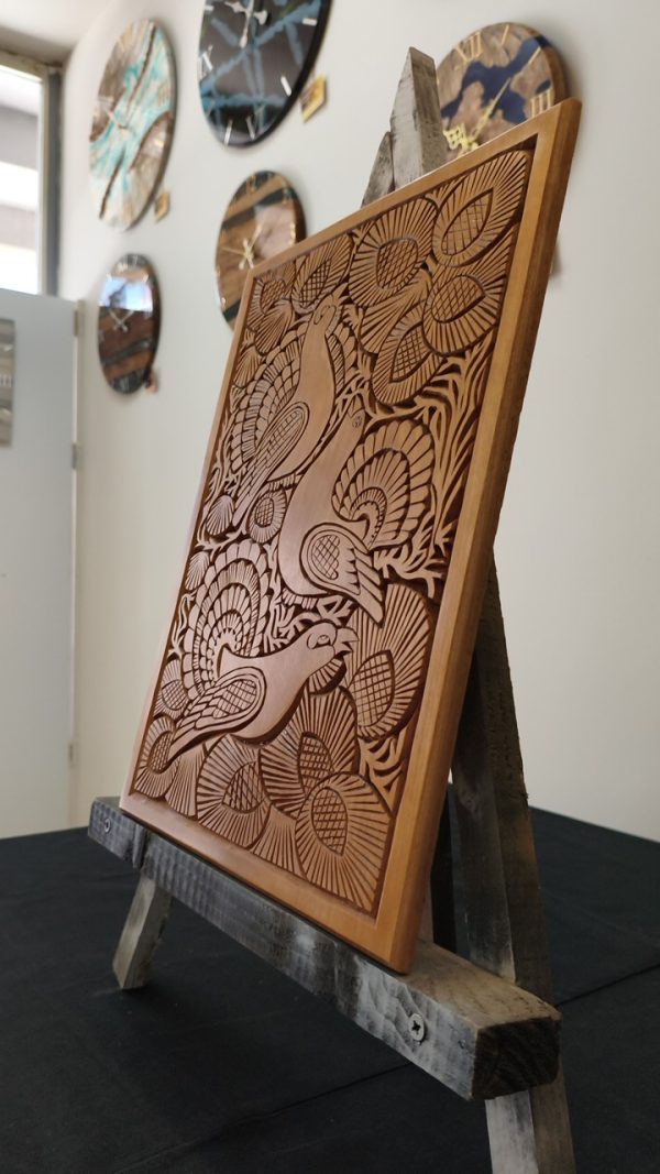 Ahşap oyma duvar tablosu 30x40 cm, çiçek bahçesinde tavuskusları, ıhlamur ağacı, gomalak kaplama