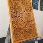 Ahşap oyma duvar tablosu 30x40 cm, çiçek bahçesinde tavuskusları, ıhlamur ağacı, gomalak kaplama