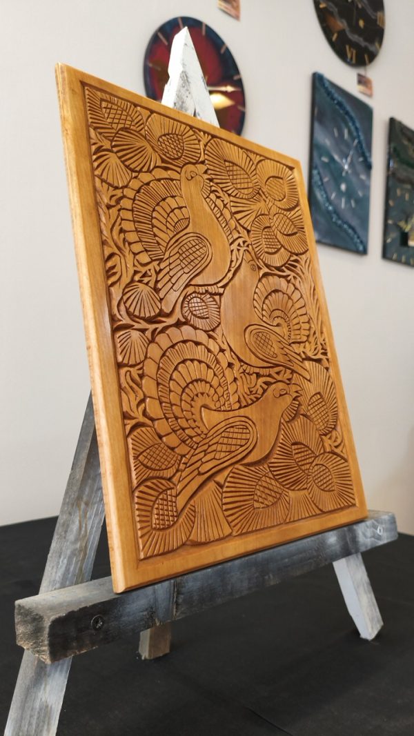 Ahşap oyma duvar tablosu 30x40 cm, çiçek bahçesinde tavuskusları, ıhlamur ağacı, gomalak kaplama