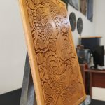 Ahşap oyma duvar tablosu 30x40 cm, çiçek bahçesinde tavuskusları, ıhlamur ağacı, gomalak kaplama