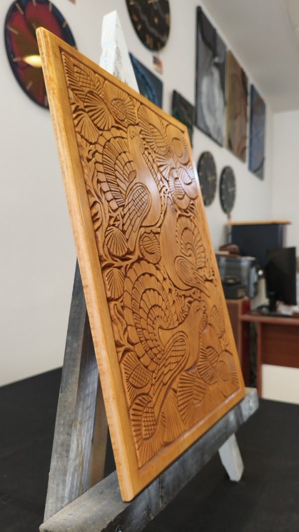 Ahşap oyma duvar tablosu 30x40 cm, çiçek bahçesinde tavuskusları, ıhlamur ağacı, gomalak kaplama