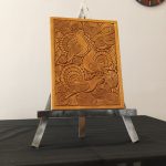 Ahşap oyma duvar tablosu 30x40 cm, çiçek bahçesinde tavuskusları, ıhlamur ağacı, gomalak kaplama