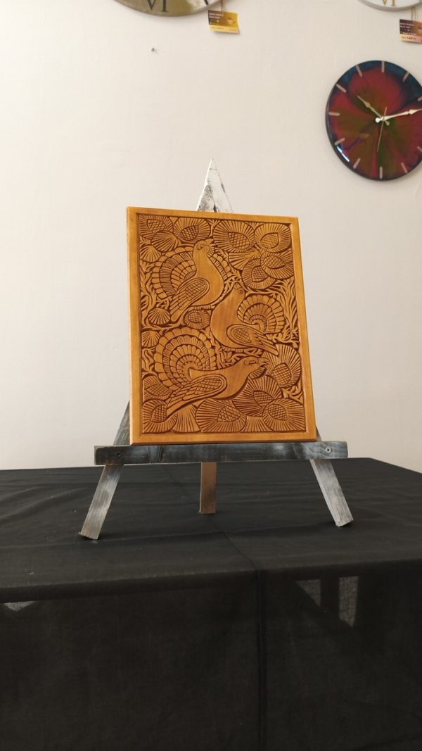 Ahşap oyma duvar tablosu 30x40 cm, çiçek bahçesinde tavuskusları, ıhlamur ağacı, gomalak kaplama