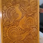 Ahşap oyma duvar tablosu 30x40 cm, çiçek bahçesinde tavuskusları, ıhlamur ağacı, gomalak kaplama