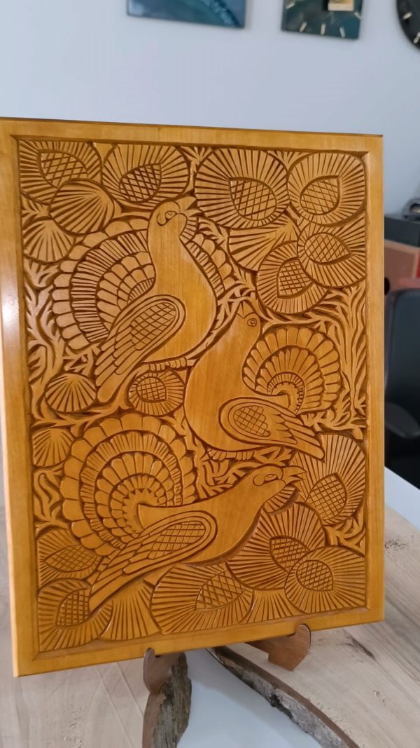 Ahşap oyma duvar tablosu 30x40 cm, çiçek bahçesinde tavuskusları, ıhlamur ağacı, gomalak kaplama