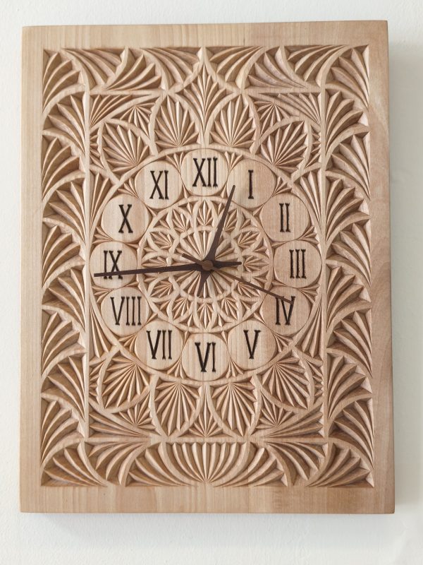 Ahşap oyma duvar saati 30x40 cm, geometrik motifli, ıhlamur ağacı, Roma rakamlı