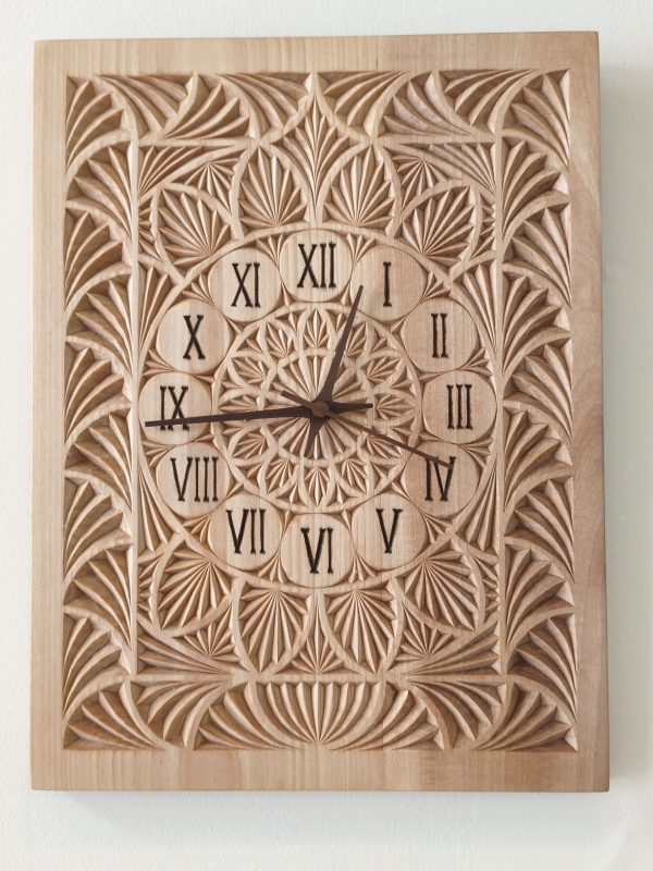 Ahşap oyma duvar saati 30x40 cm, geometrik motifli, ıhlamur ağacı, Roma rakamlı
