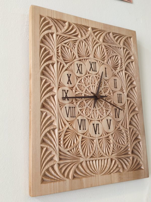 Ahşap oyma duvar saati 30x40 cm, geometrik motifli, ıhlamur ağacı, Roma rakamlı