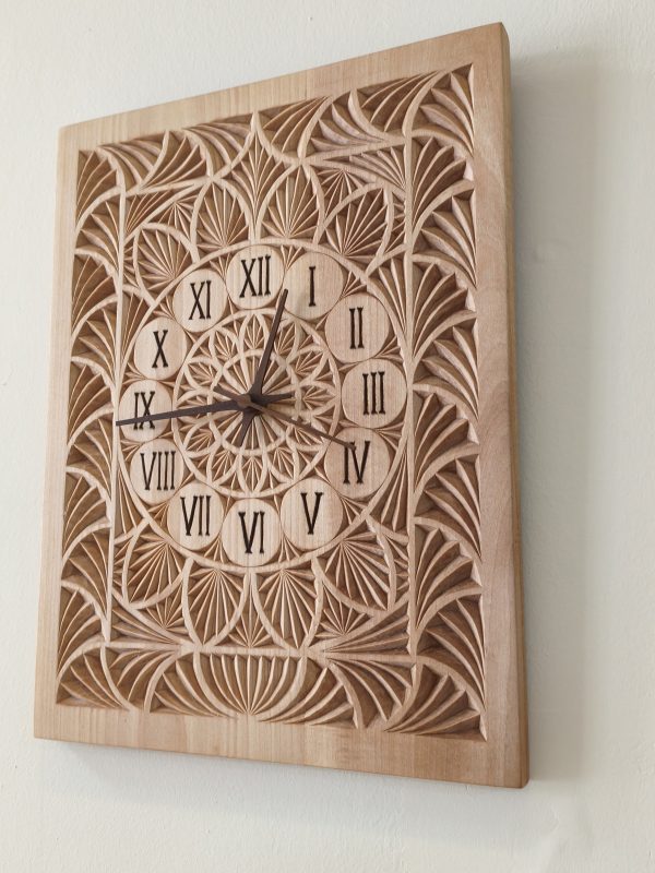 Ahşap oyma duvar saati 30x40 cm, geometrik motifli, ıhlamur ağacı, Roma rakamlı