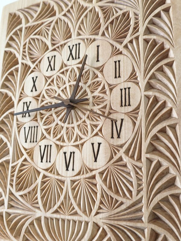 Ahşap oyma duvar saati 30x40 cm, geometrik motifli, ıhlamur ağacı, Roma rakamlı