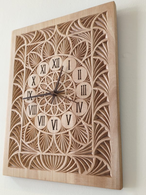 Ahşap oyma duvar saati 30x40 cm, geometrik motifli, ıhlamur ağacı, Roma rakamlı