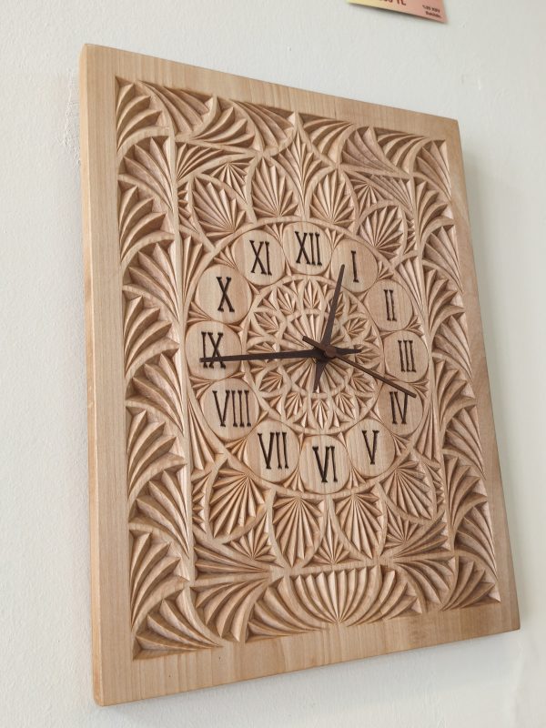 Ahşap oyma duvar saati 30x40 cm, geometrik motifli, ıhlamur ağacı, Roma rakamlı