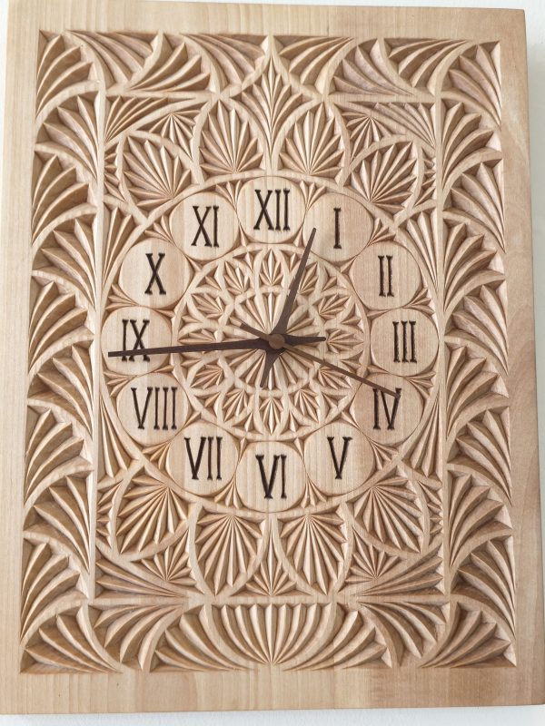 Ahşap oyma duvar saati 30x40 cm, geometrik motifli, ıhlamur ağacı, Roma rakamlı