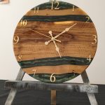 Ahşap epoksi duvar saati çap 39 cm, Kestane ağacı ve Yeşil İnci Sedef, el yapımı