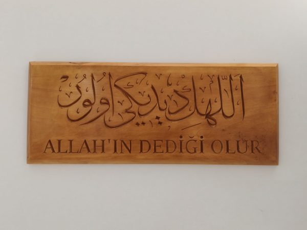 El yapımı ahşap oyma tablo – Allah’ın Dediği Olur yazısı, 30x40 cm, keten yağı ve gomalak cila kaplama, genel görünüm.