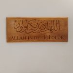 Yakın plan el yapımı ahşap tablo – Allah’ın Dediği Olur yazısı, parlak cila ve detay görünümü, 30x40 cm.
