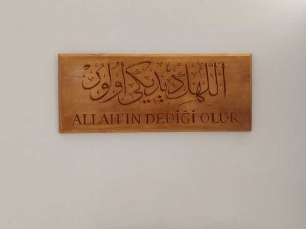 Yakın plan el yapımı ahşap tablo – Allah’ın Dediği Olur yazısı, parlak cila ve detay görünümü, 30x40 cm.