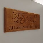 El yapımı ahşap oyma tablo – Allah’ın Dediği Olur yazısı, ıhlamur ağacı, keten yağı ve gomalak cila kaplama, 30x40 cm