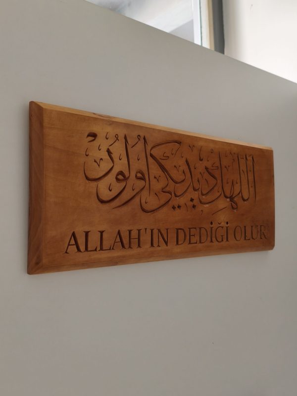 El yapımı ahşap oyma tablo – Allah’ın Dediği Olur yazısı, ıhlamur ağacı, keten yağı ve gomalak cila kaplama, 30x40 cm