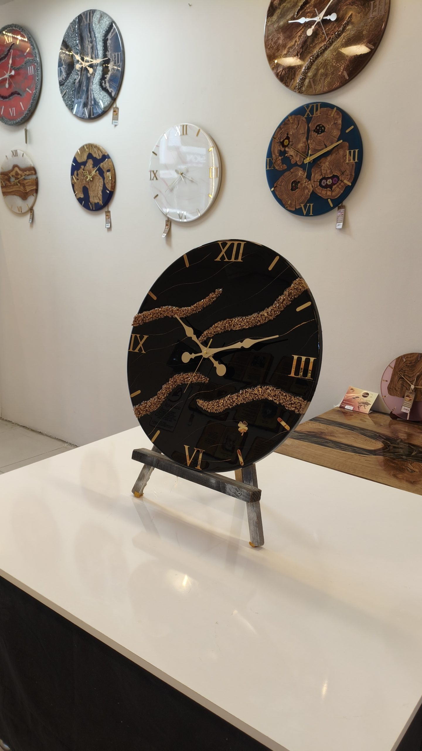 Siyah Altın Epoksi Duvar Saati 60 cm – El Yapımı Lüks Modern Dekoratif Salon Saati - Görsel 6