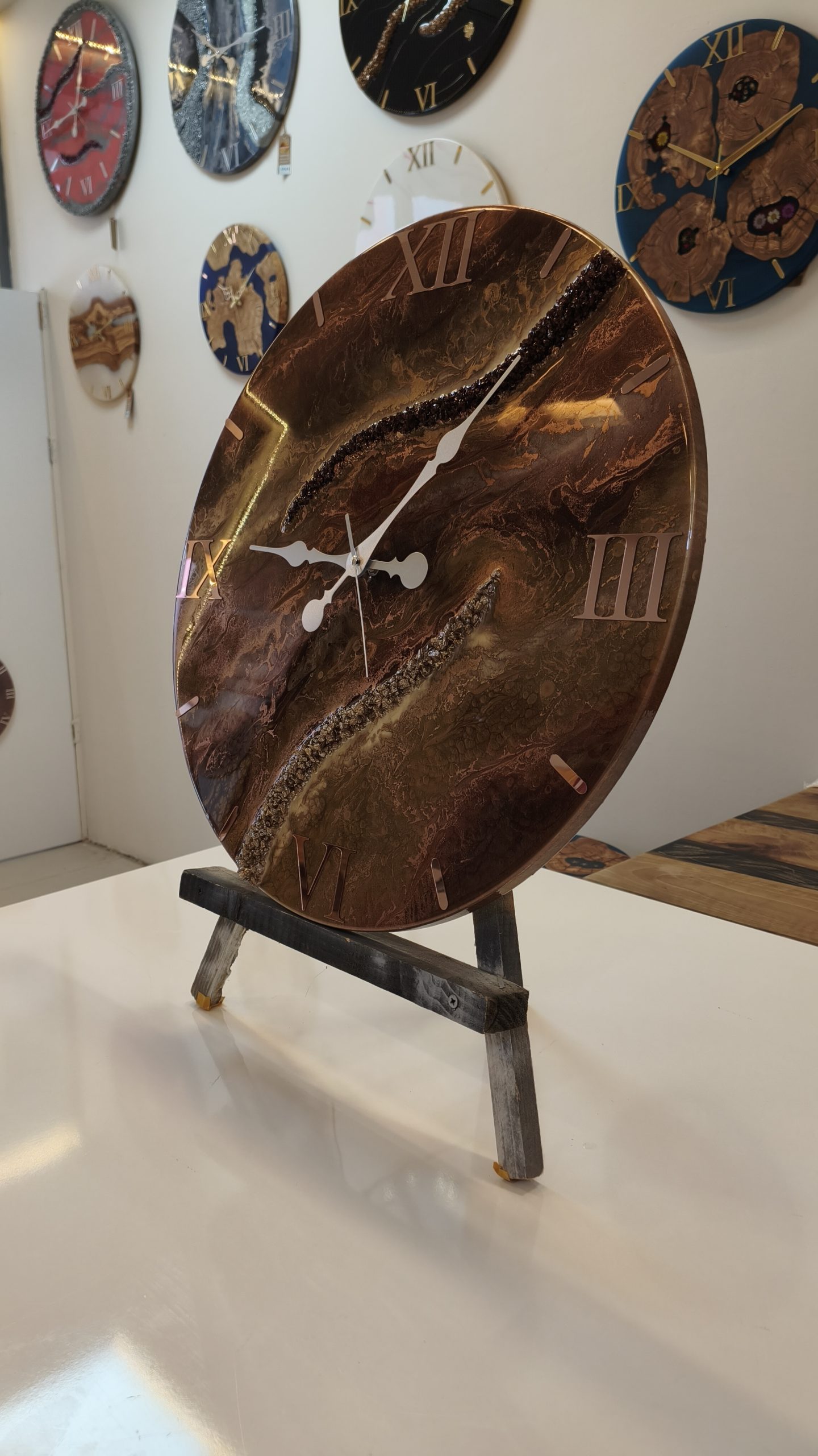 Bronz Kahverengi Mermer Desenli Epoksi Duvar Saati 60 cm – El Yapımı Lüks Dekoratif Salon Saati - Görsel 3