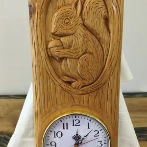 Ahşap Kovuğunda Sincap Figürlü - El Oyması Ihlamur Dekoratif Duvar Saati 20x50cm