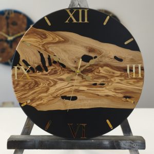 Zeytin Ahşap & Derin Siyah Epoksi Duvar Saati– Çap 40 cm