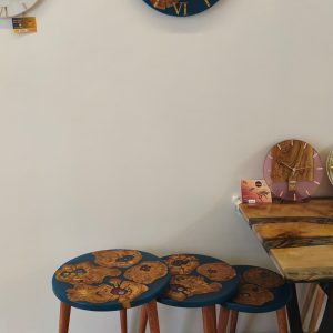 Epoksi & Zeytin Ağacı El Yapımı Duvar Saati ve 3’lü Yuvarlak Sehpa Takımı – Özel Tasarım